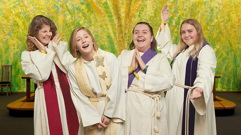 Utprøving av alba og stola - er dette morgendagens prester og diakoner? (Foto: High and low)