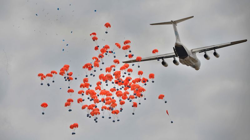 Verdens matvareprogram sørger for mat til store folkegrupper, her over en landsby i Sør-Sudan i februar i år.Foto: AFP