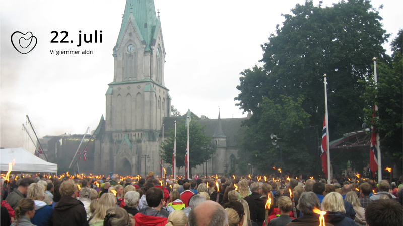 I år er det ti år siden terrorangrepet på regjeringskvartalet og Utøya. 25. juli 2011 var mange samlet til rosetog utenfor Kristiansand domkirke. Foto: Dag Arnulf Kvarstein/Den norske kirke