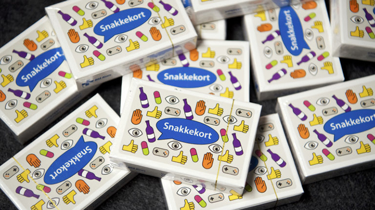 Til forveksling lik en kortstokk - til du leser på andre siden. (Foto: Blå Kors)