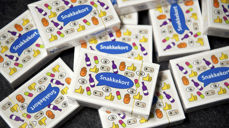 Til forveksling lik en kortstokk - til du leser på andre siden. (Foto: Blå Kors)