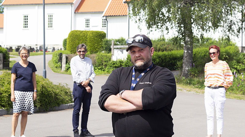 Her er Richard omkranset av kirketeamet; kirkeverge Grethe Dihle, sokneprest Jostein Tegnér og frivillig Bjørg Westerheim. (Foto: Åshild Moen Arnesen/Kirkerådet)