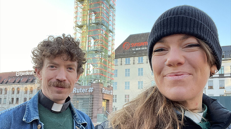 Gateprest Andreas Carlmark og den nyankomne gatediakonen Hanna Haraldstad gleder seg over at de igjen kan møte ungdom ute i Oslos gater.