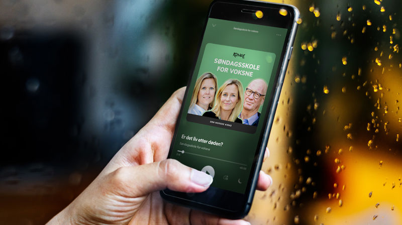 Podkasten søndagsskole for voksne spilles av på en mobil