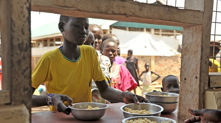 Matutdeling i Kenya, i et mottakssenter for flyktninger fra Sør-Sudan. Foto: LWF / C. Kästner