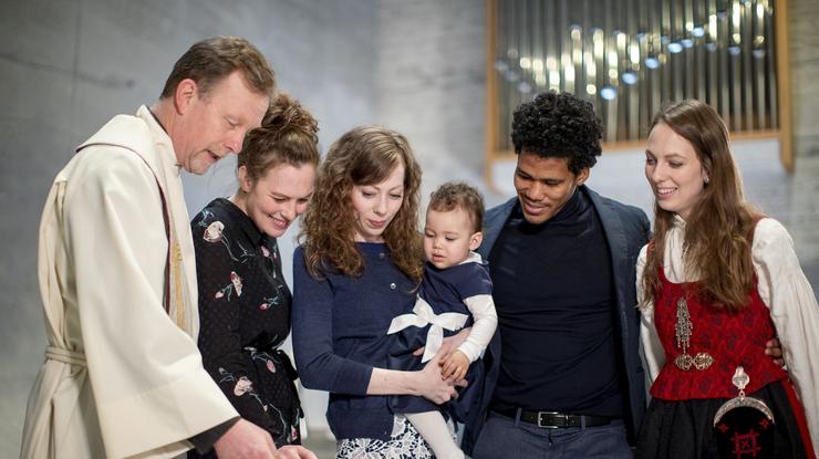 Faddere får i oppgave å be for dåpsbarnet, lære dem selv å be og la dem komme til nattverd. Foto Bo Mathisen / Den norske kirke. 