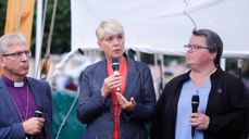 Preses Olav Fykse Tveit, kirkerådsleder Kristin Gunleiksrud Raaum og leder av LHBT-utvalget Kristine Sandmæl, her i samtale under Arendalsuka 2022.