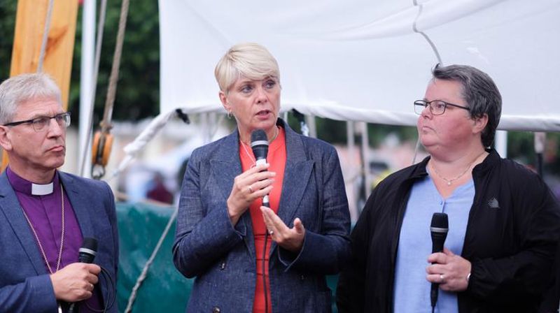 Preses Olav Fykse Tveit, kirkerådsleder Kristin Gunleiksrud Raaum og leder av LHBT-utvalget Kristine Sandmæl, her i samtale under Arendalsuka 2022.