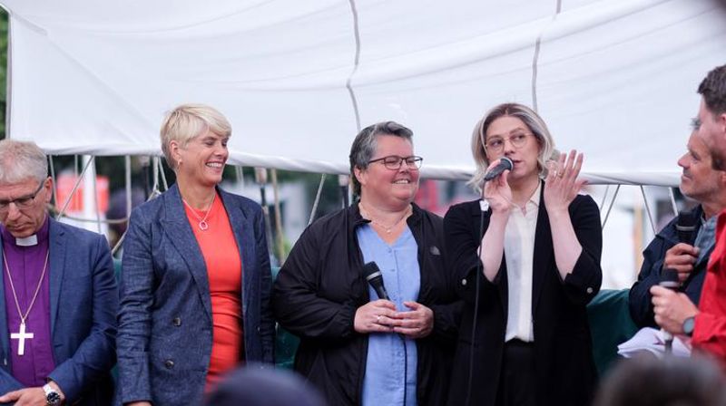 Mange var samlet på Kirkeskipet under Arendalsuka for å lytte til samtalen.