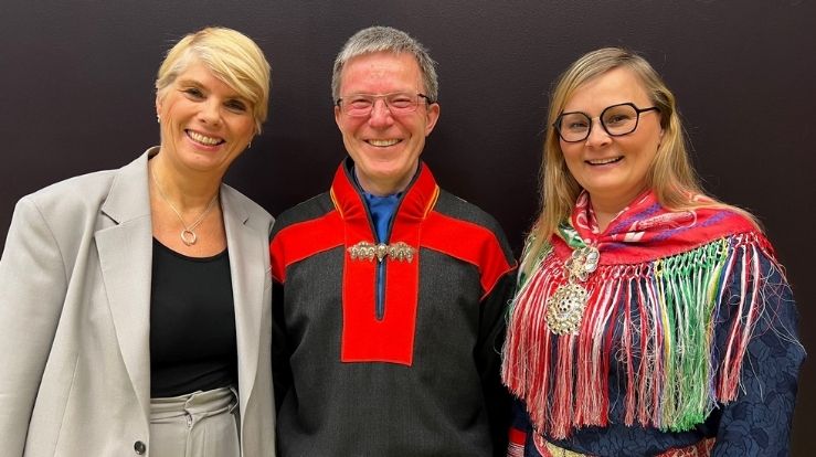 Kirkerådsleder Kristin Gunleiksrud Raaum sammen med førsteamanuensis Tore Johnsen ved VID vitenskapelige høyskole og leder i Samisk kirkeråd Sara Ellen Anne Eira. 