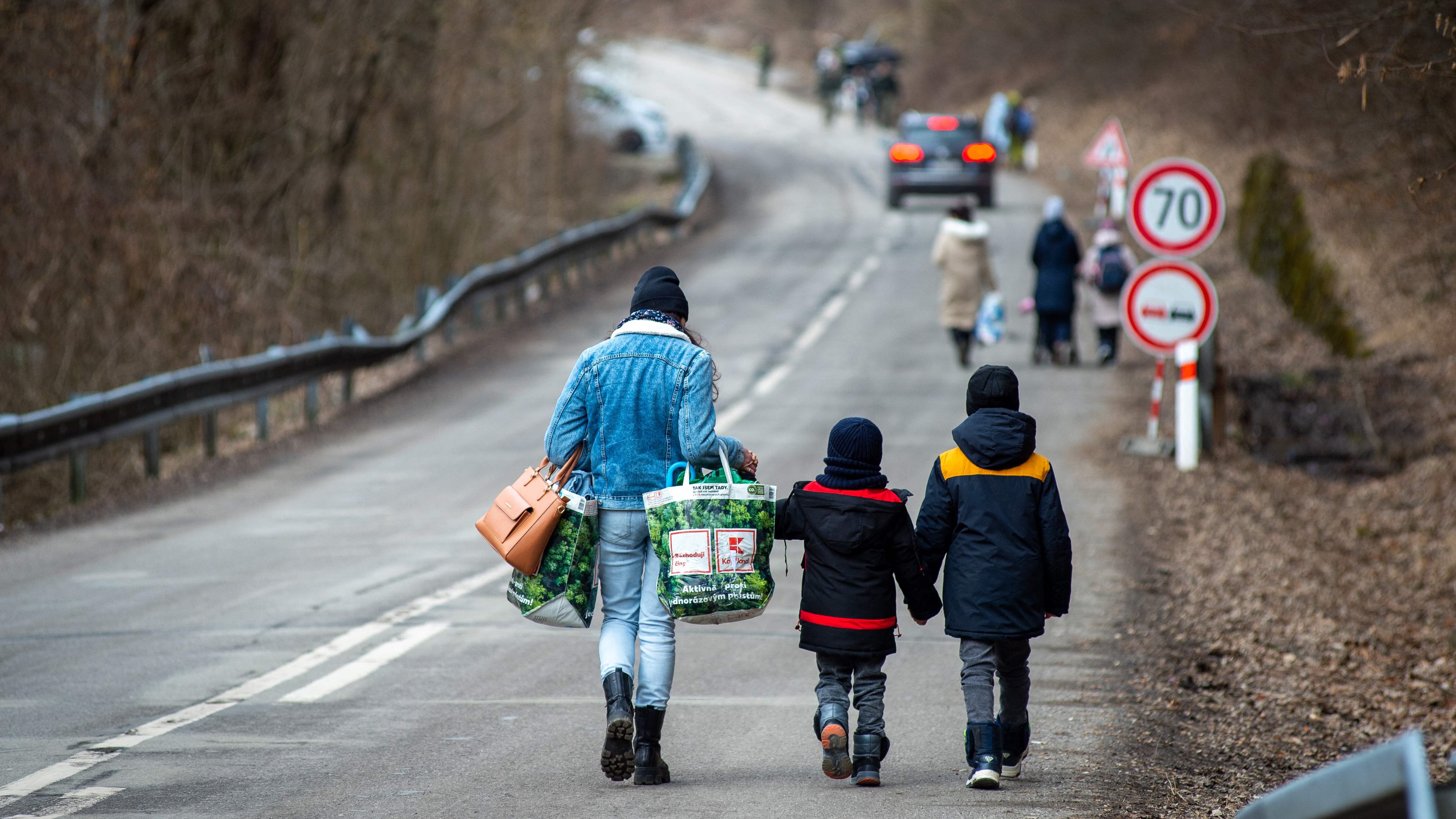 En kvinne og to barn som har nettopp krysset grensen fra Ukraina inn i Slovakia. Foto: Peter Lazar / AFP / NTB.