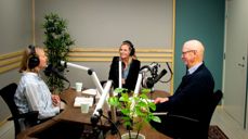 I podkasten Søndagsskole for voksne møter Solveig Kloppen prestene Trond Bakkevig og Silje Kivle Andreasen. Foto: Bo Mathisen.