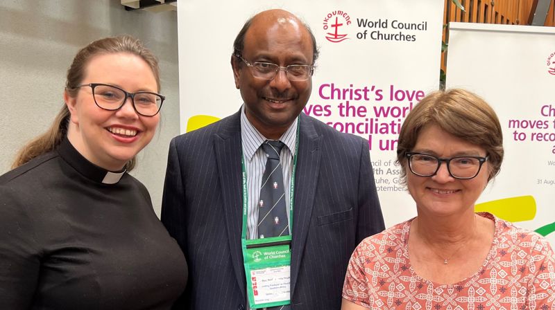 Marianne H. Brekken (til venstre) og Berit Hagen Agøy (til høyre) sammen med ny generalsekretær i Kirkens verdensråd Jerry Pillay (i midten). Foto: Kirkerådet/Den norske kirke
