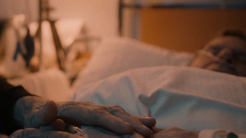 Du er ikke alene. Det er rom for deg i kirken, også i møte med døden. Foto: Fra filmen Velsignelsen