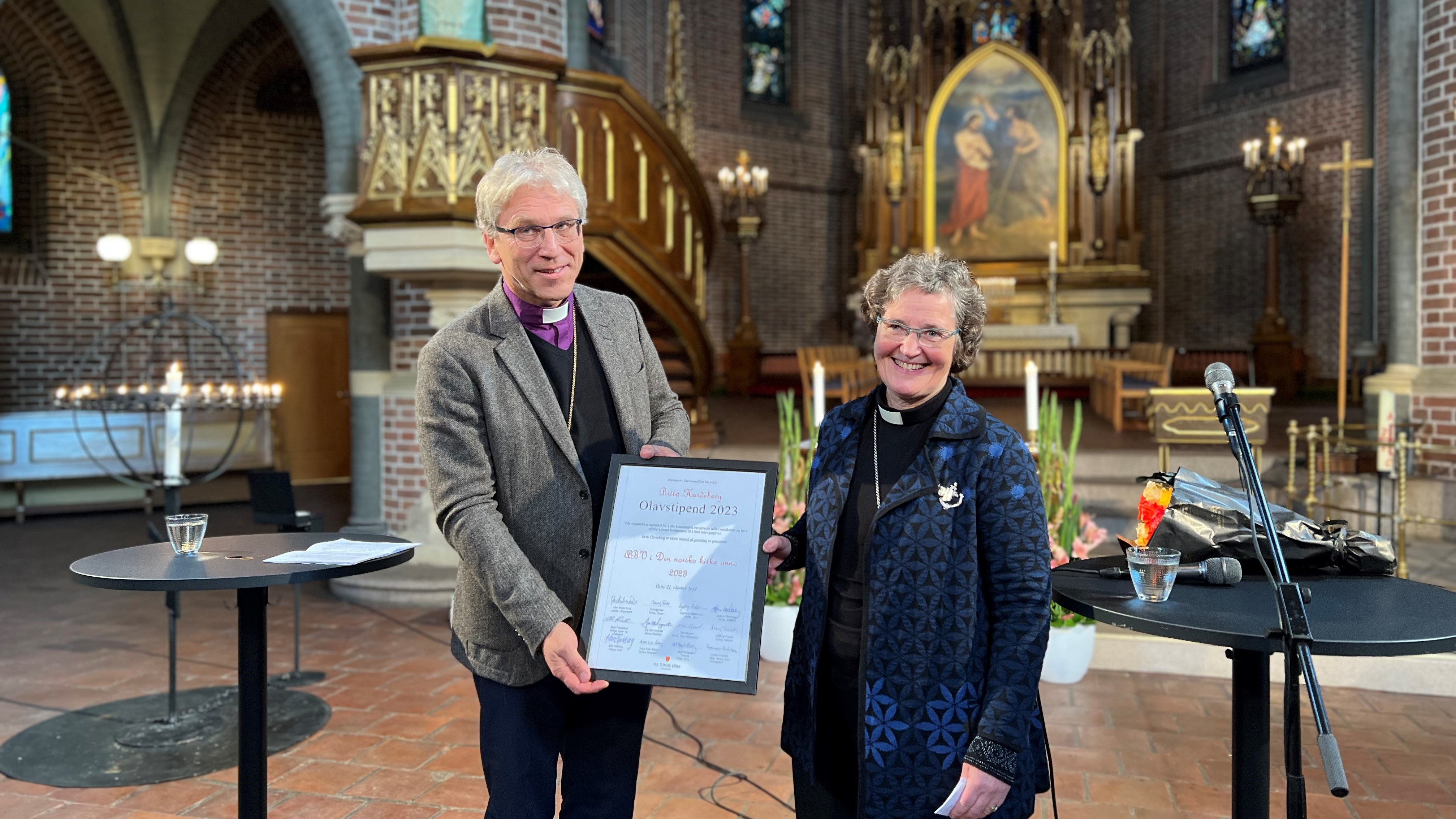Preses Olav Fykse Tveit delte ut Olavstipendet 2022 til Brita Hardeberg. Foto: Kirkerådet / Den norske kirke