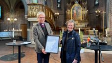 Preses Olav Fykse Tveit delte ut Olavstipendet 2022 til Brita Hardeberg. Foto: Kirkerådet / Den norske kirke