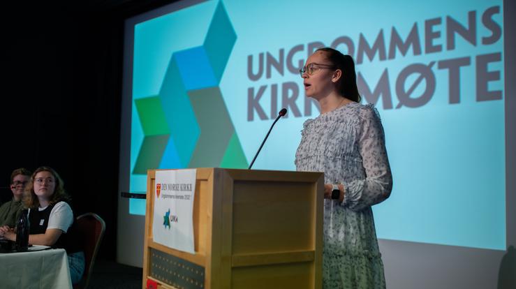 Nora Antonsen er leder av Den norske kirkes ungdomsutvalg. Tema for åpningstalen på UKM 2022 var håp. Foto fra UKM 2021.