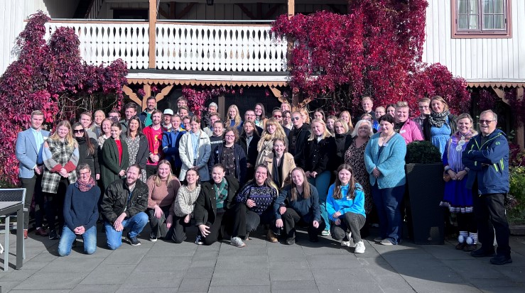 Hele Ungdommens kirkemøte samlet utenfor Sundvolden hotell