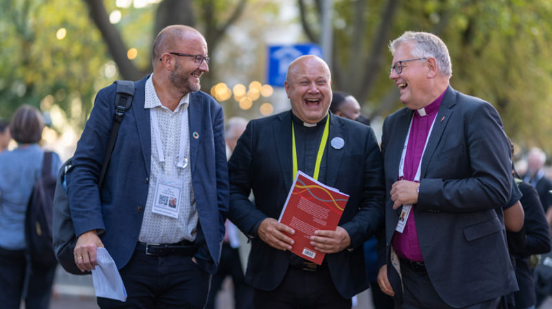 Einar Tjelle (første t.v.) sammen med generalsekretær i Norges Kristne Råd Erhard Hermansen og biskop for metodistkirken i Norden og Baltikum Christian Alstad på generalforsamlingen til Kirkenes Verdensråd i 2022. Foto: Kirkenes Verdensråd/Gjermund Øystese. 