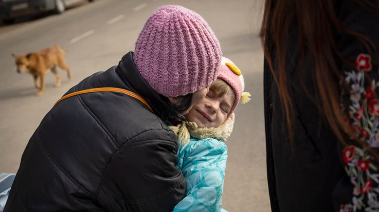 FAMILIER SPLITTES OPP: Kirkens Nødhjelp ved fotograf Håvard Bjelland følger ukrainske flyktninger som tar farvel med familiemedlemmer på grensen.