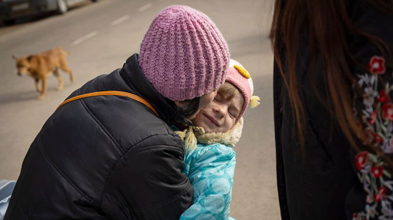 FAMILIER SPLITTES OPP: Kirkens Nødhjelp ved fotograf Håvard Bjelland følger ukrainske flyktninger som tar farvel med familiemedlemmer på grensen.