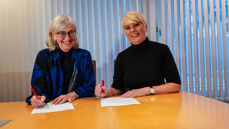 Styreleder i KA, Bjørg Tysdal Moe og kirkerådsleder Kristin Gunleiksrud Raaum signerte ny samarbeidsavtale mellom KA og Kirkerådet 9. november (foto: KA).