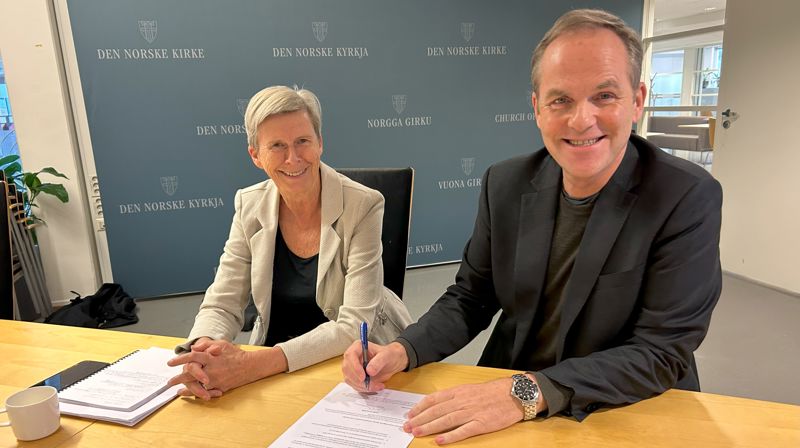 Anne Siiri Øyasæter (styreleder i Dnk eiendom) og Ole Edvard Wold-Reitan (direktør i Kirkerådet) signerte avtale om overføring av eiendommer fra Den norske kirke til eiendomsselskapet.