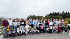 Årets UKM holder opp plakat #gi8minutter, som er oppfordringen i forbindelse med Verdensdagen for psykisk helse 8. oktober (Foto: Kirkerådet)