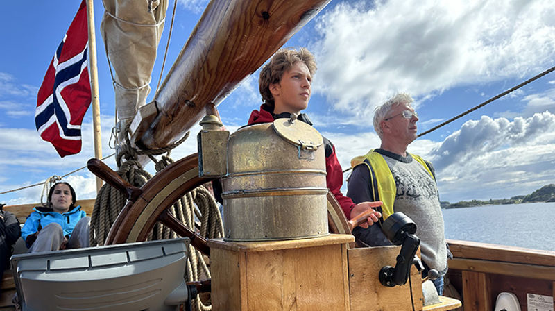 Verdiseilas 2024 er en pilegrimsferd i flere etapper frå Sokndal/Egersund til Nidaros. Med bakgrunn i rettsjubileene i 2024 er unge på nøkkelstedene langs leia inviterte inn i verdisamtaler inspirert av Guds fire døtre og omgrep som makt, likeverd og demokrati. Foto: Einar Vegge