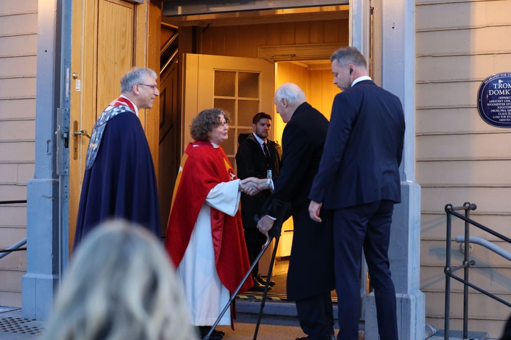 Hans Majestet Kongen på vei inn i Tromsø domkirke.