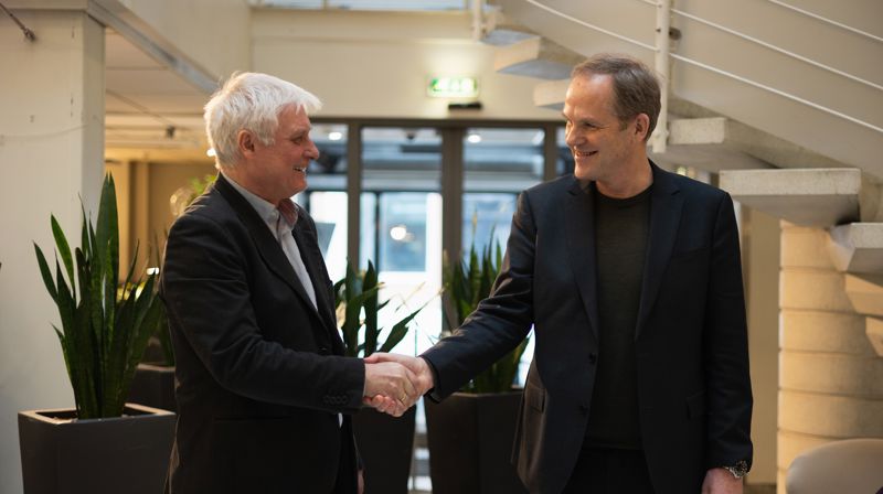 Dag Olav Sæther som er daglig leder i Solidus og kirkerådsdirektør Ole Edvard Wold-Reitan signerte nylig samarbeidsavtale.