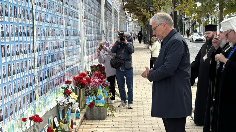 Olav Fykse Tveit la ned roser ved minnemuren for de falne, sammen med nordiske ambassadører og kirkeledere.