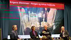 Samtaleleder Pål Kristian Balstad, Kari Alvsvåg, Robert Mood og Henrik Syse. (Foto: Den norske kirke)