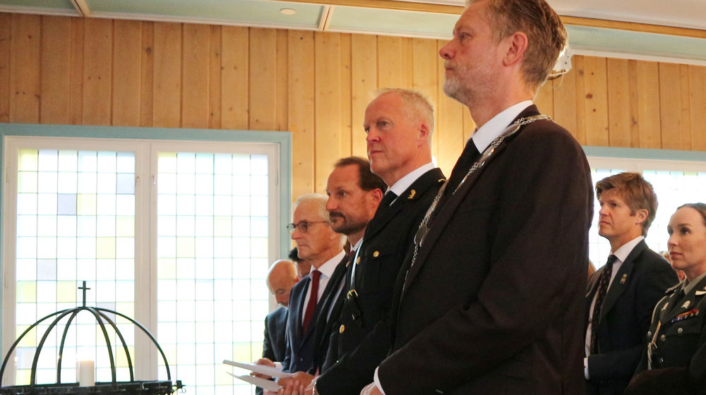 Inviterte gjester på første benk, blant annet statsminister, kronprins, sysselmester. og lokalstyreleder.