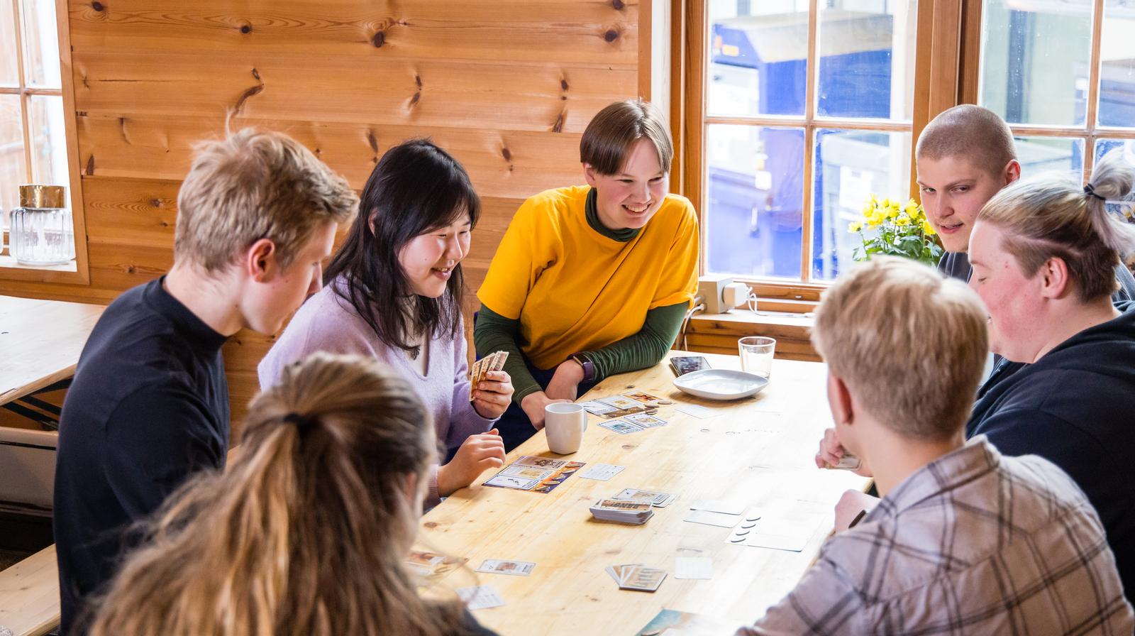De neste årene skal Den norske kirke satse på unge. Foto fra Ukirke i Stavanger, som ukentlig samler studenter og unge voksne: Marius Vervik /  Den norske kirke. 