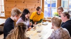 De neste årene skal Den norske kirke satse på unge. Foto fra Ukirke i Stavanger, som ukentlig samler studenter og unge voksne: Marius Vervik / Den norske kirke.