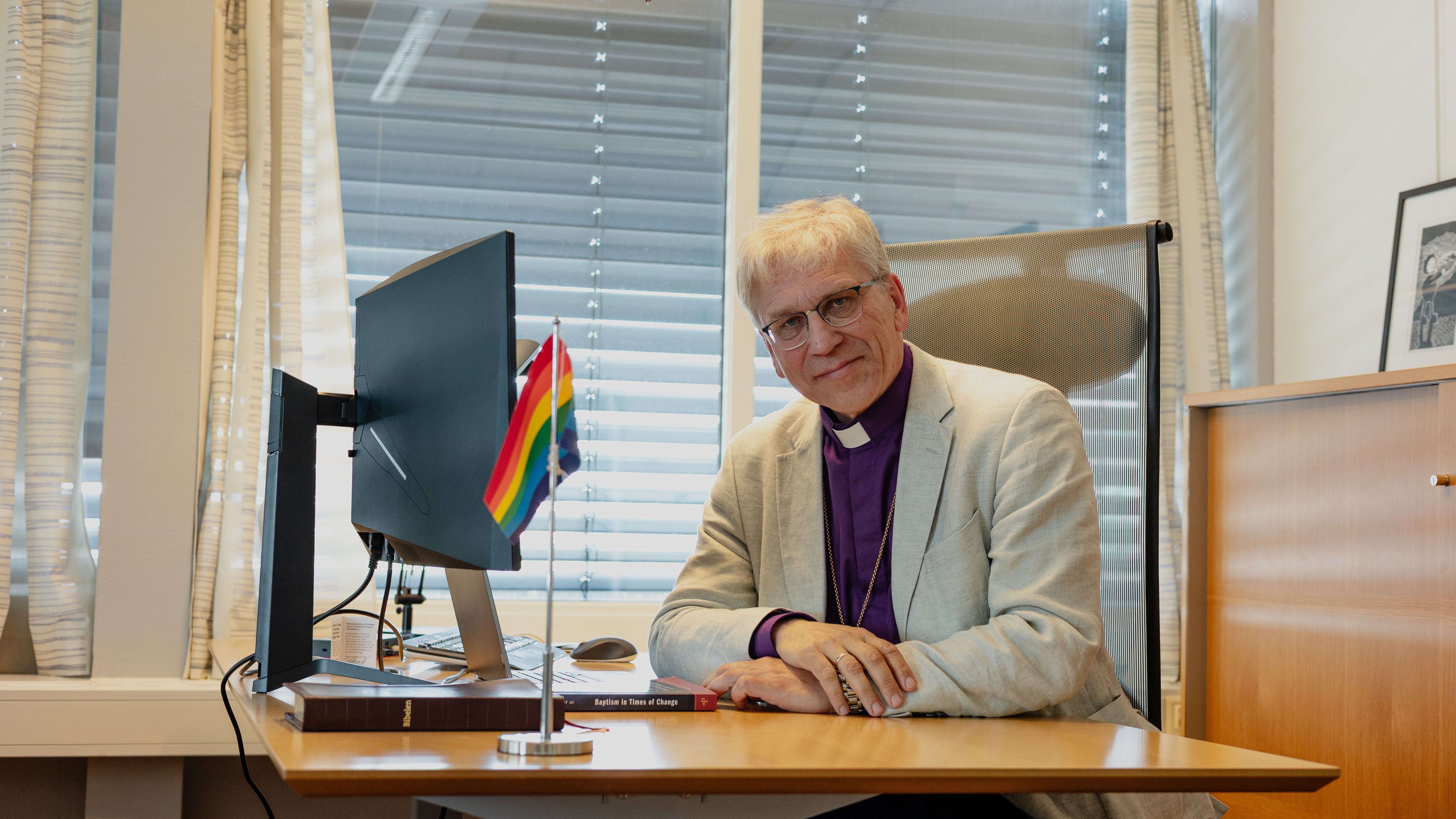 Preses Olav Fykse Tveit ynskjer at Den norske kyrkja skal vere ein trygg stad for skeive. Difor har han hatt eit regnbogeflagg på kontorpulten sin i juni. 