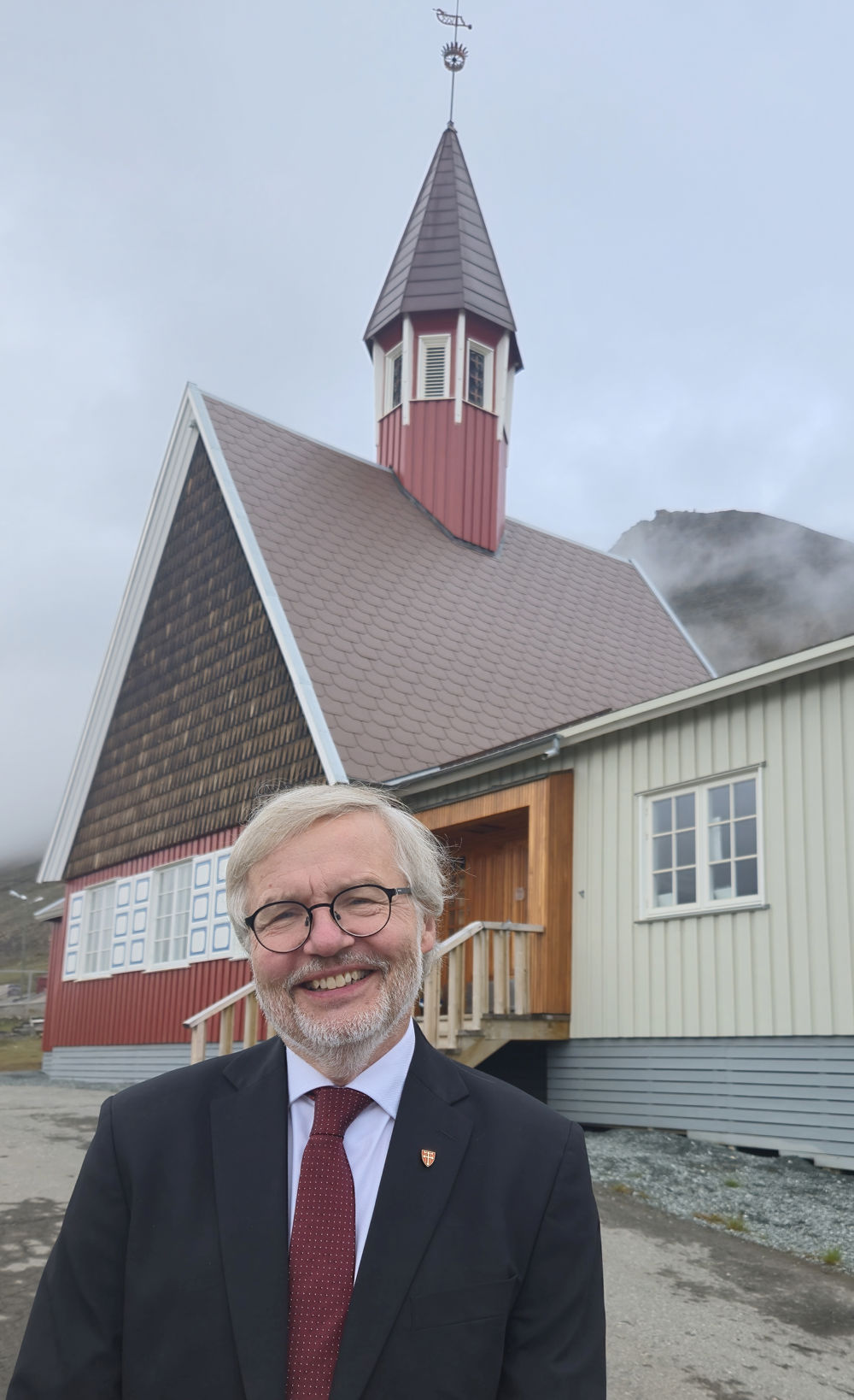 Kirkerådsleder Harald Hegstad foran Svalbard kirke.