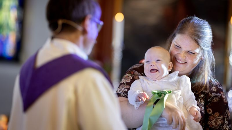 I 2025 var det blant annet økning i dåp. Foto: Bo Mathisen / Den norske kirke.