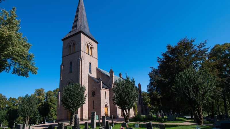 Hans Majestet Kong Haakon, Hennes Kongelige Høyhet Kronprinsesse Ingrid Alexandra, Dronning Sonja og Prins Sverre Magnus deltar på sørgegudstjeneste i Asker kirke, søndag 30. august.