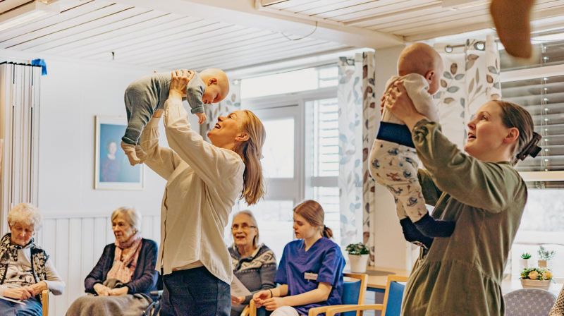 Babyer i luften på generasjonssang. Foto: Den norske kirke.