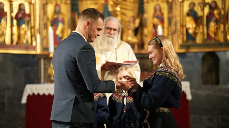 Eit av dagens over 400 par. Desse sa ja i Mariakirken i Bergen. Foto: Gyrid Cecile Nygaard