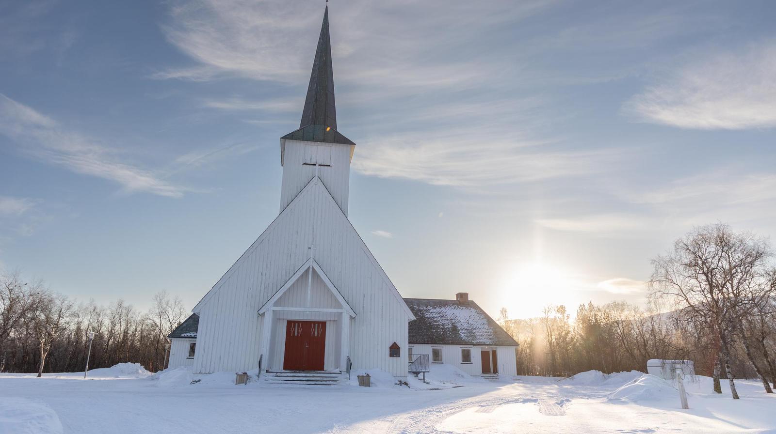 Lakeselv kirke i Finnmark. Illustrasjonsfoto: Rett Vest AS / Den norske kyrkja. 