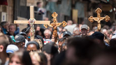 Arkivbilete frå prosesjon med kors i Jerusalem. (Foto: Albin Hillert/KV)
