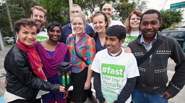 Kvelden før starten på FNs klimatoppmøte i Lima, Peru 1.-12. desember (COP 20), var unge representanter fra kristne miljøgrupperinger samlet. Christiana Figueres (til venstre) møtte ungdommene. Hun leder sekretariatet for FNs klimakonvensjon, og styrer prosessen frem til klimatoppmøtet i Paris i desember 2015. (Foto: LWF/Sean Hawkey)