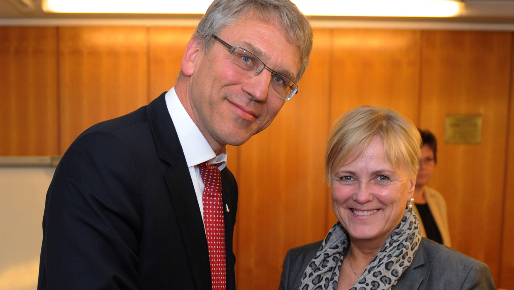Generalsekretær i Kirkenes verdensråd Olav Fykse Tveit og kulturminister Thorhild Widvey på møte i Geneve 30. september 2014. Foto: Kirkenes verdensråd