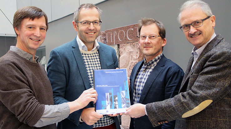 27. november fikk Kirkerådet overlevert en rapport om Den norske kirkes gudstjenestereform sett fra menighetsnivå. Fra venstre avdelingsdirektør Paul Erik Wirgenes (Kirkerådet), forsker Hallvard Olavson Mosdøl (MF), forsker Pål Ketil Botvar (KIFO) og seksjonsleder Hans Arne Akerø (Kirkerådet).