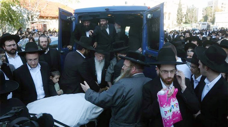 Fra begravelsen til et av ofrene for terrorangrepet 18. november, rabbi Moshe Twersky. (Foto: Marc Israel Sellem/The Jerusalem Post)