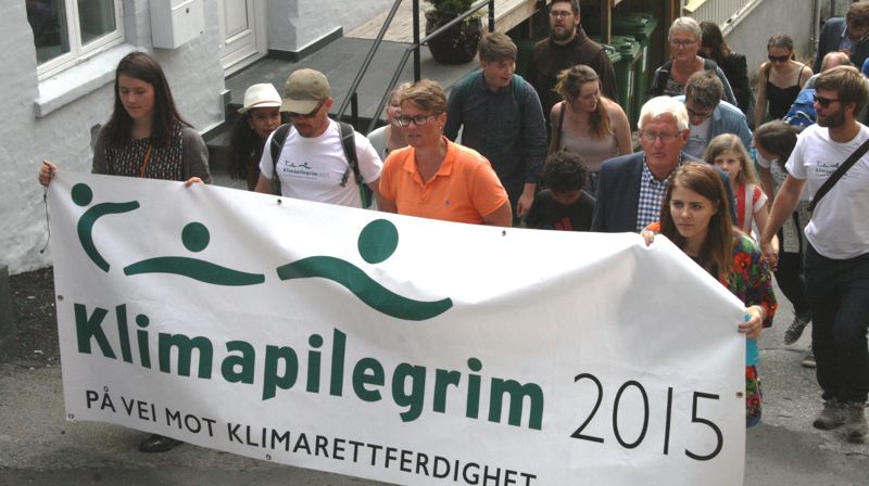 Klimaminister Tine Sundtoft (i midten)  i spissen for den lille klimapilegrims-marsjen under Arendalsuka. Til høyre for ministeren, direktør i Kirkerådet, Jens-Petter Johnsen. Foto: Dag Arnulf Kvarstein