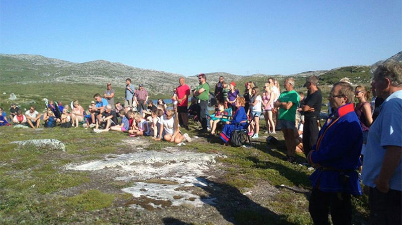 Nesten to hundre mennesker samlet seg i sommer for å vise motstand mot vindkraftutbyggingen i  Kalvvatnan i Nord-Trøndelag. Dette er en utbygging som skaper konflikter med reindriftsnæringa. (Foto: Naturvernforbundet)